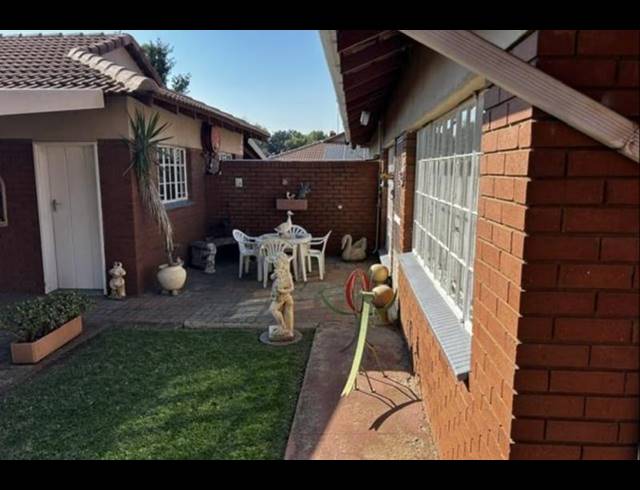 2 BEDROOM TOWNHOUSE FOR SALE IN NEW REDRUTH